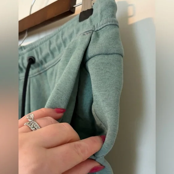 Nike Men’s Tech Fleece Taper Jogger Sweatpants Mica Green Size Medium - Picture 4 of 14